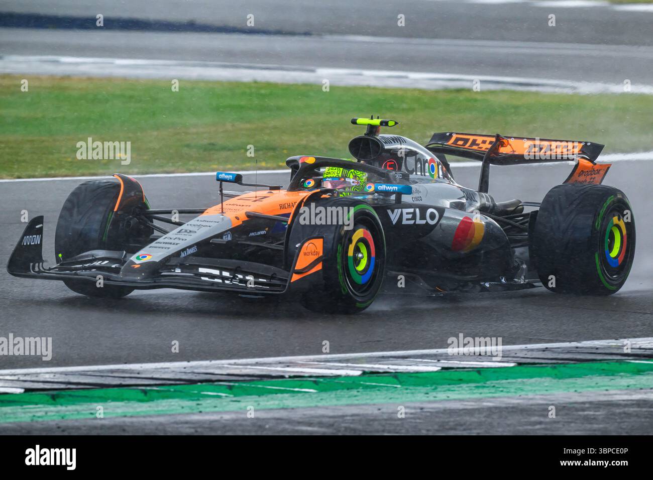 TOWCESTER, ROYAUME-UNI. 06 juillet : Lando Norris (Grande-Bretagne) de McLaren en course de dimanche lors du Qatar Airways British Grand Prix 2025 au circuit de Silverstone le dimanche 06 juillet 2025 à TOWCESTER, ANGLETERRE. Crédit : Taka G Wu/Alamy Live News Banque D'Images