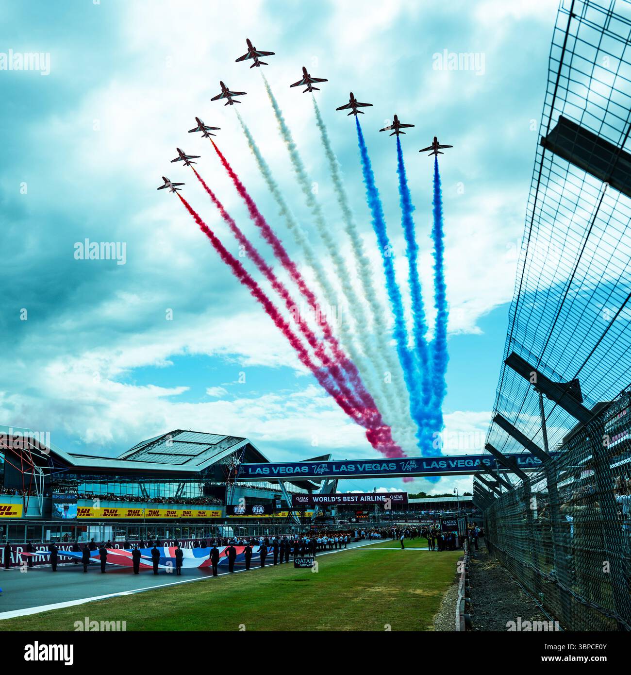 TOWCESTER, ROYAUME-UNI. 06 juillet : la Red Arrow passe-volant pendant l'hymne national avant la course du dimanche lors du Qatar Airways British Grand Prix 2025 au circuit de Silverstone le dimanche 06 juillet 2025 à TOWCESTER, ANGLETERRE. Crédit : Taka G Wu/Alamy Live News Banque D'Images