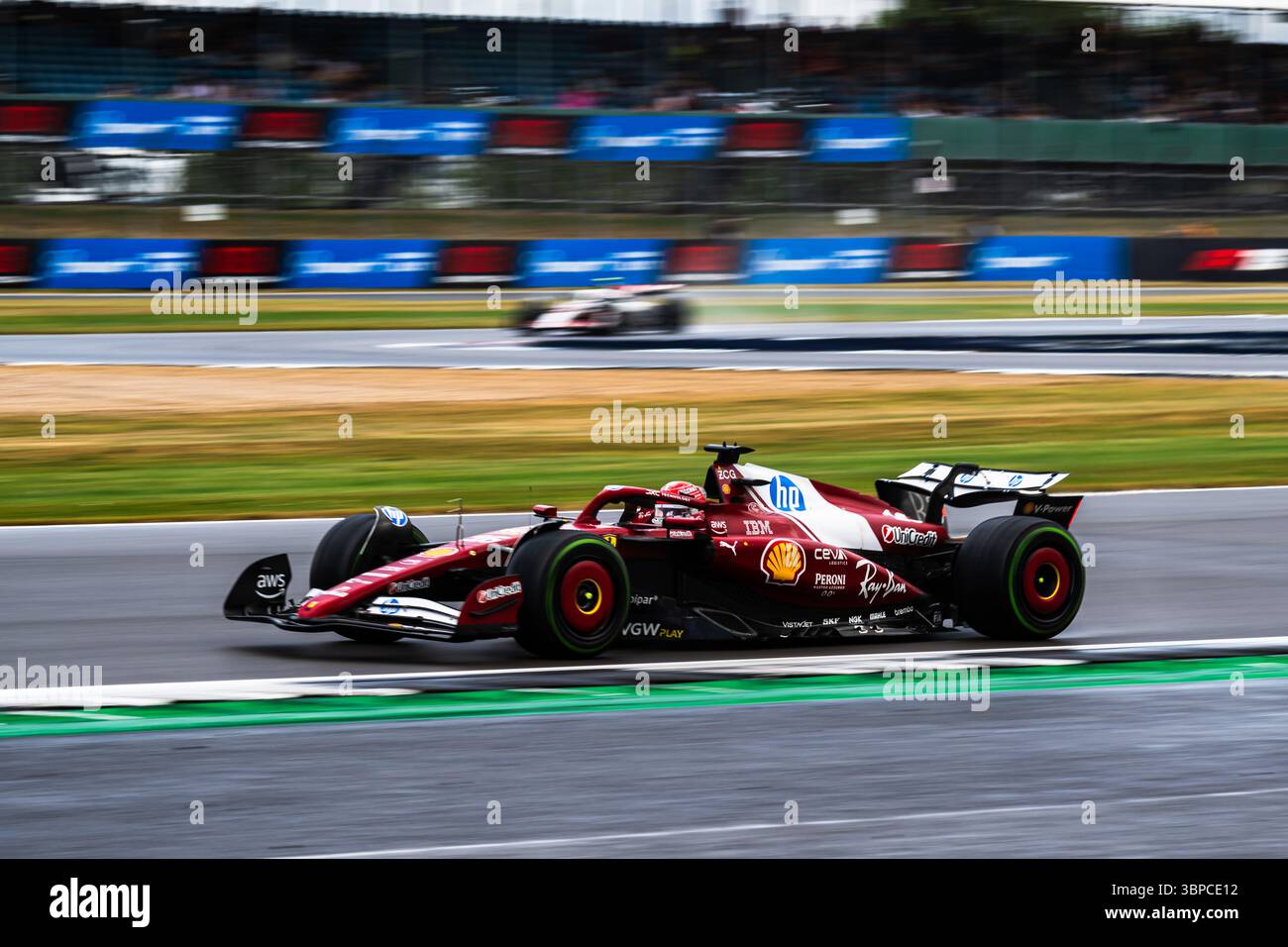 TOWCESTER, ROYAUME-UNI. 06 juillet : Charles Leclerc (Monaco) de la Scuderia Ferrari en course de dimanche lors du Qatar Airways British Grand Prix 2025 au circuit de Silverstone le dimanche 06 juillet 2025 à TOWCESTER, ANGLETERRE. Crédit : Taka G Wu/Alamy Live News Banque D'Images