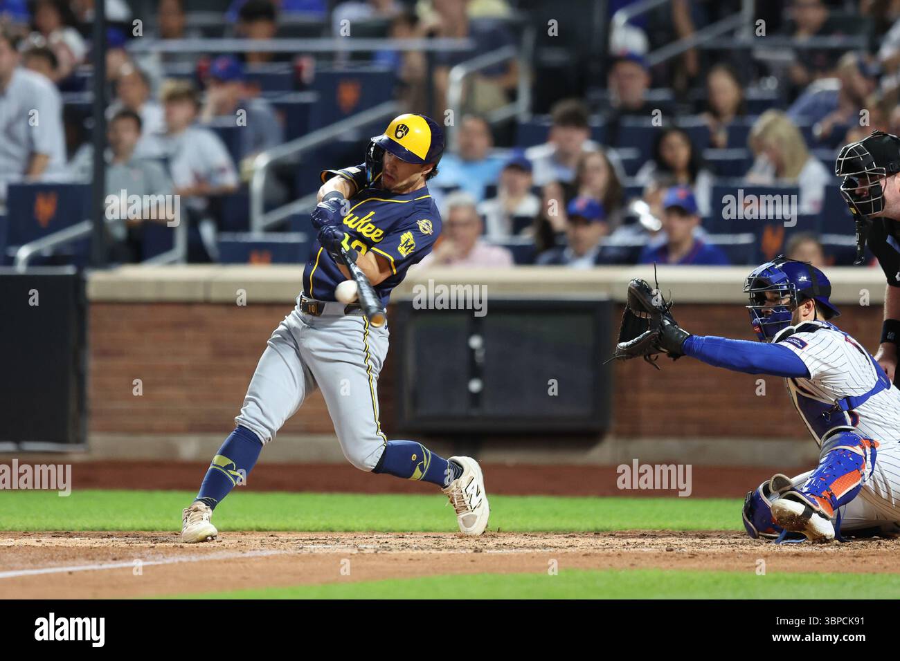 Milwaukee Brewers Sal Frelick (10 ans) se lance dans un choix de terrain lors de la cinquième manche du match de baseball contre les mets de New York au Citi Field à Corona, New York, le jeudi 3 juillet 2025. (Photo : Gordon Donovan) Banque D'Images