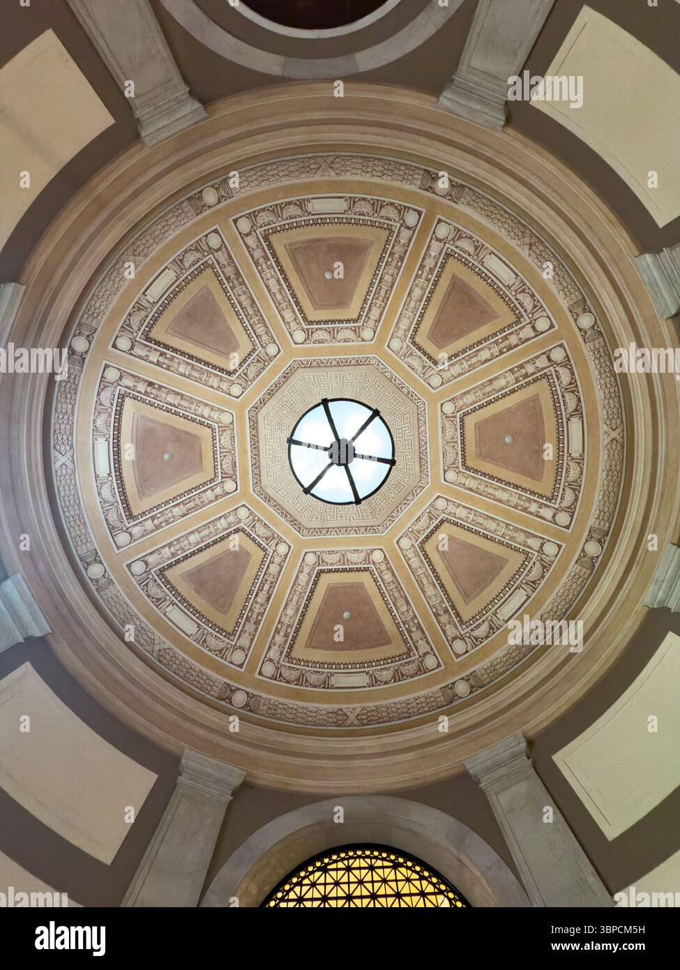 New York - 17 juin 2025 : intérieur décoré du James A. Farley Building, USPS, bureau de poste entre la 31e et la 32e Rue, au 8e Avenue. Banque D'Images