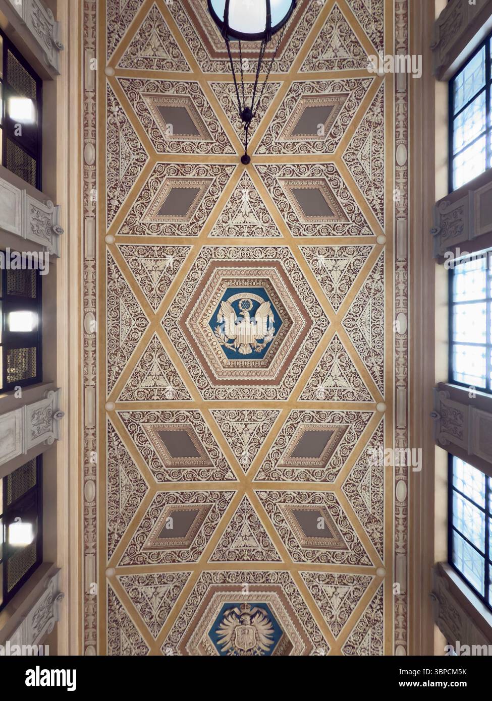 New York - 17 juin 2025 : intérieur décoré du James A. Farley Building, USPS, bureau de poste entre la 31e et la 32e Rue, au 8e Avenue. Banque D'Images