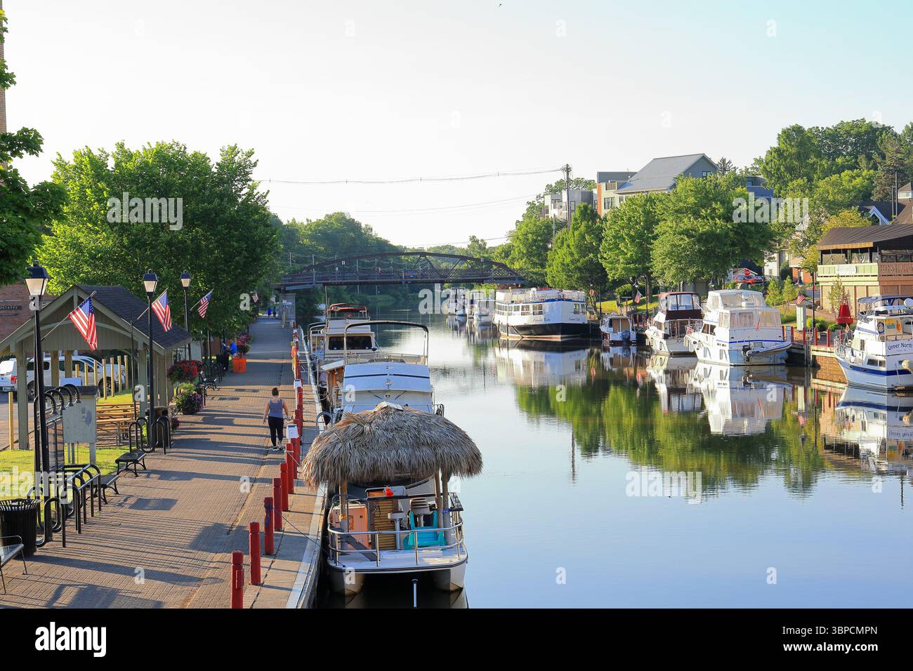 Fairport, NY, USA - 2 juillet 2025 - les gens qui travaillent et marchent le long du chemin du canal en briques rouges, dans le village de Fairport. Les bateaux sont attachés le long de th Banque D'Images Fairport, NY, USA - 2 juillet 2025 - les gens qui travaillent et marchent le long du chemin du canal en briques rouges, dans le village de Fairport. Les bateaux sont attachés le long de th Banque D'Images