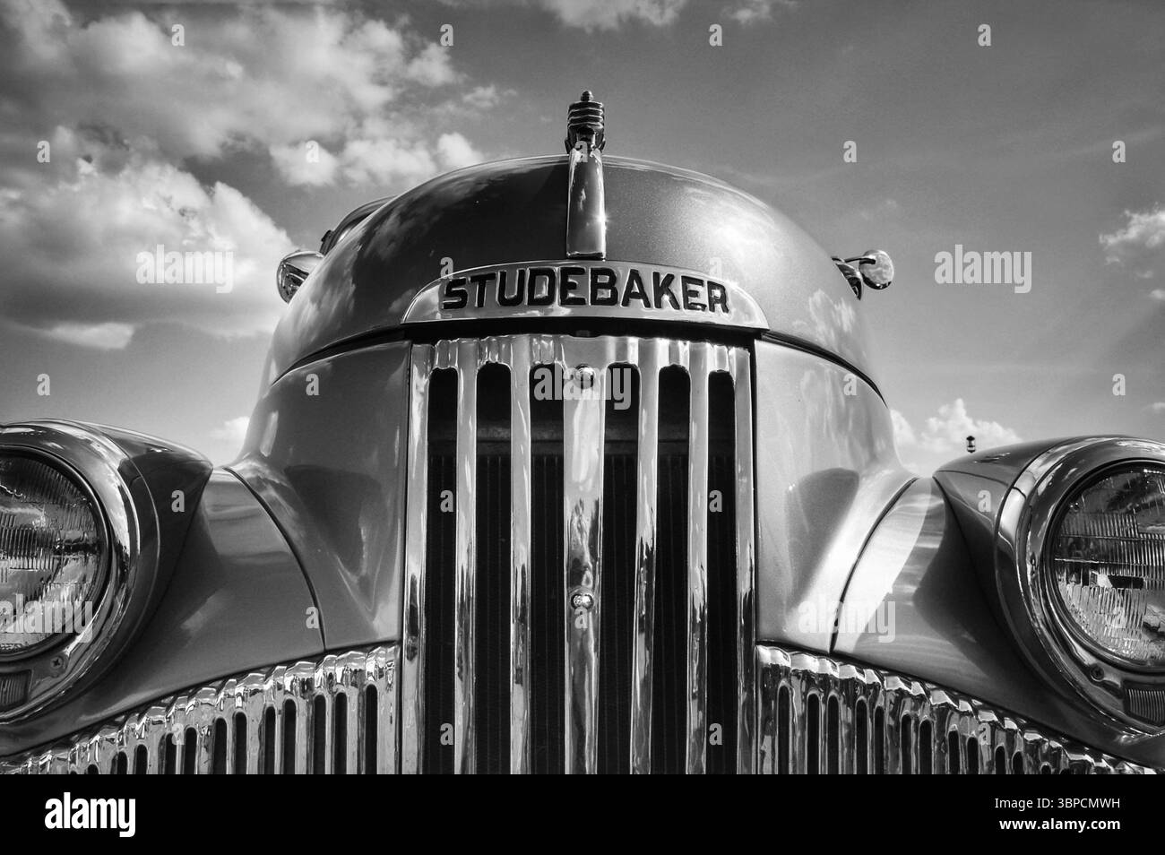 Calandre avant et phares d'un camion Studebaker vintage Banque D'Images