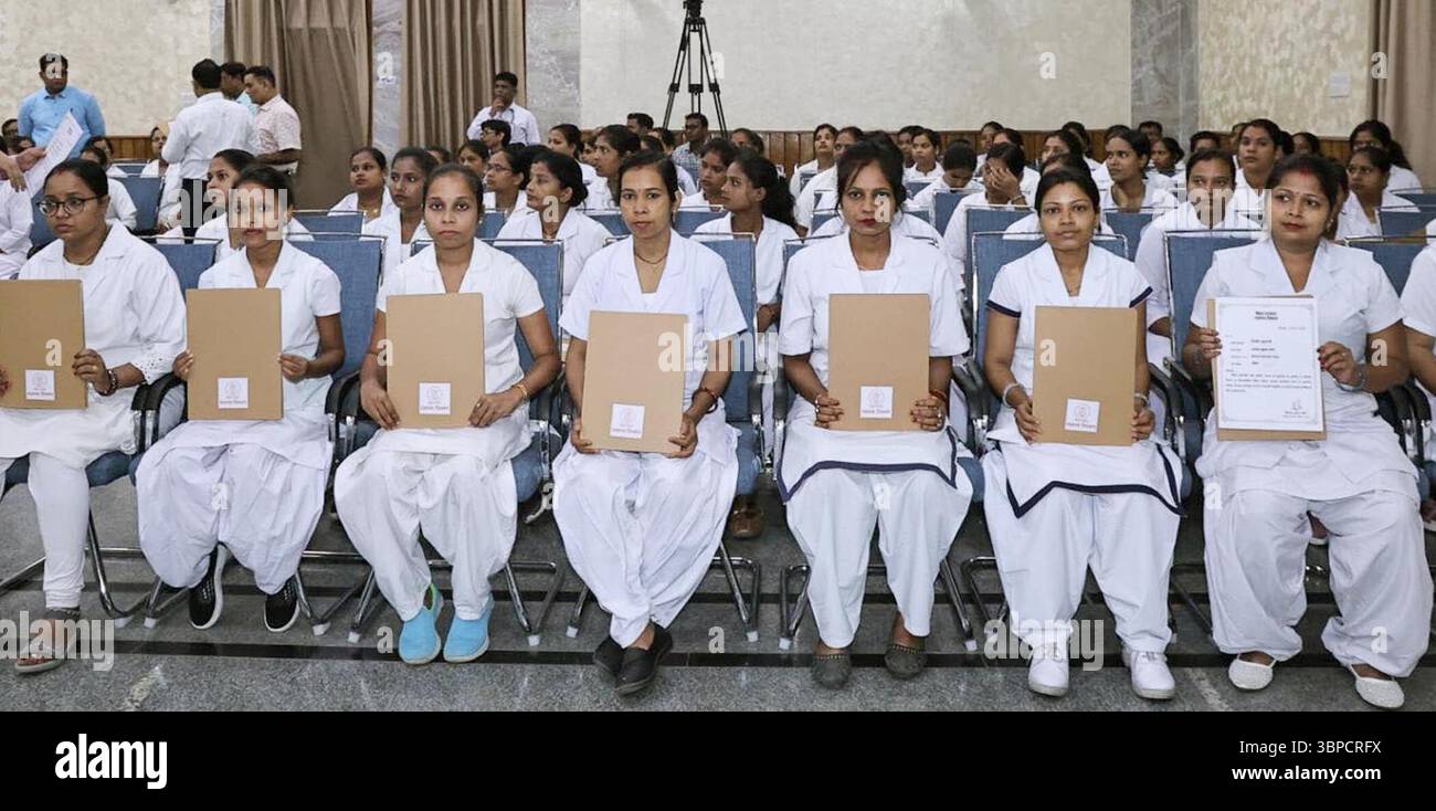 Patna, Inde. 07 juillet 2025. PATNA, INDE - 7 JUILLET : nouvelles travailleuses de la santé (ANM-infirmière auxiliaire sage-femme) après avoir reçu leurs lettres de nomination par le ministre en chef du Bihar Nitish Kumar à Samwad le 7 juillet 2025 à Patna, Inde. (Photo de Santosh Kumar/Hindustan Times/Sipa USA) crédit : Sipa USA/Alamy Live News Banque D'Images