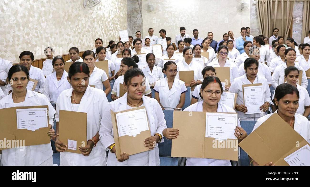Patna, Inde. 07 juillet 2025. PATNA, INDE - 7 JUILLET : nouvelles travailleuses de la santé (ANM-infirmière auxiliaire sage-femme) après avoir reçu leurs lettres de nomination par le ministre en chef du Bihar Nitish Kumar à Samwad le 7 juillet 2025 à Patna, Inde. (Photo de Santosh Kumar/Hindustan Times/Sipa USA) crédit : Sipa USA/Alamy Live News Banque D'Images