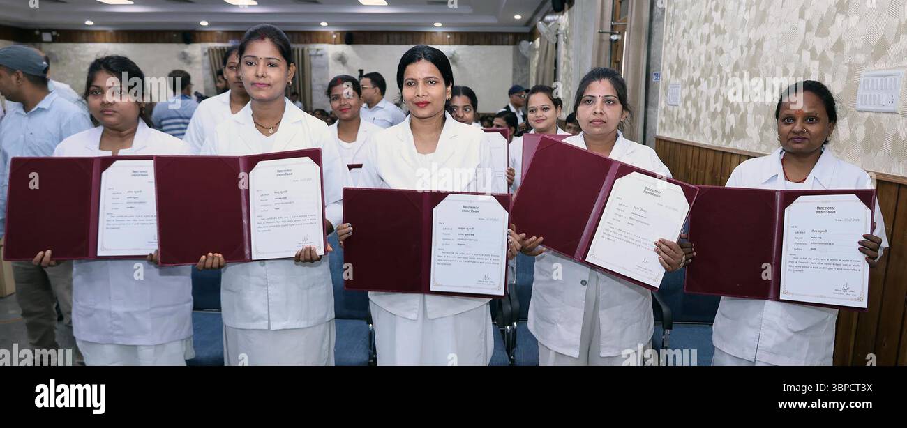 Patna, Inde. 07 juillet 2025. PATNA, INDE - 7 JUILLET : nouvelles travailleuses de la santé (ANM-infirmière auxiliaire sage-femme) après avoir reçu leurs lettres de nomination par le ministre en chef du Bihar Nitish Kumar à Samwad le 7 juillet 2025 à Patna, Inde. (Photo de Santosh Kumar/Hindustan Times/Sipa USA) crédit : Sipa USA/Alamy Live News Banque D'Images