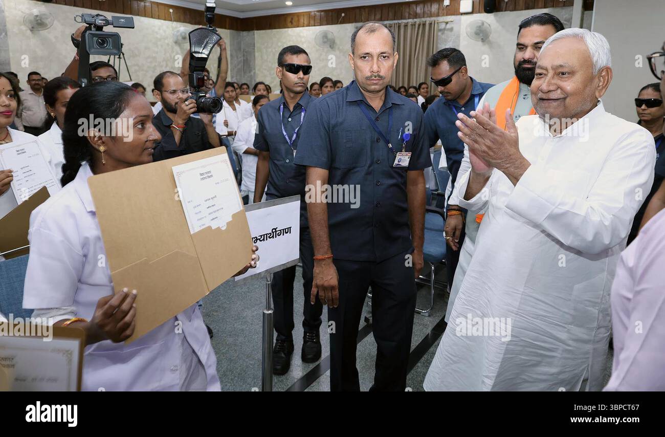 Patna, Inde. 07 juillet 2025. PATNA, INDE - 7 JUILLET : le ministre en chef du Bihar, Nitish Kumar, distribuant des lettres de nomination à 7468 nouvelles travailleuses de santé (ANM-infirmière auxiliaire sage-femme) à Samwad le 7 juillet 2025 à Patna, en Inde. (Photo de Santosh Kumar/Hindustan Times/Sipa USA) crédit : Sipa USA/Alamy Live News Banque D'Images
