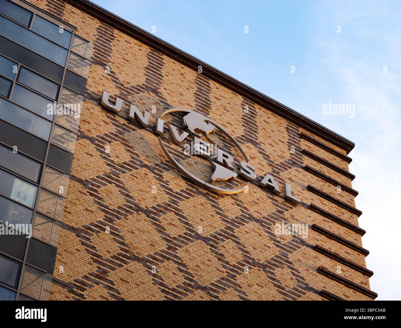 Logo Universal Music sur l'extérieur d'un bâtiment à côté du Oberbaumbrücke à Berlin. L'UMG est une société de musique et un label de disques. Banque D'Images