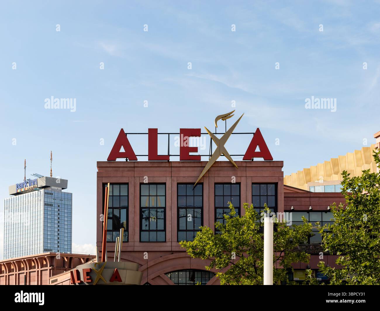 Centre commercial Alexa à l'Alexanderplatz. Grand signe de logo sur la façade du bâtiment. Le centre commercial est une destination de voyage pour beaucoup de touristes. Banque D'Images