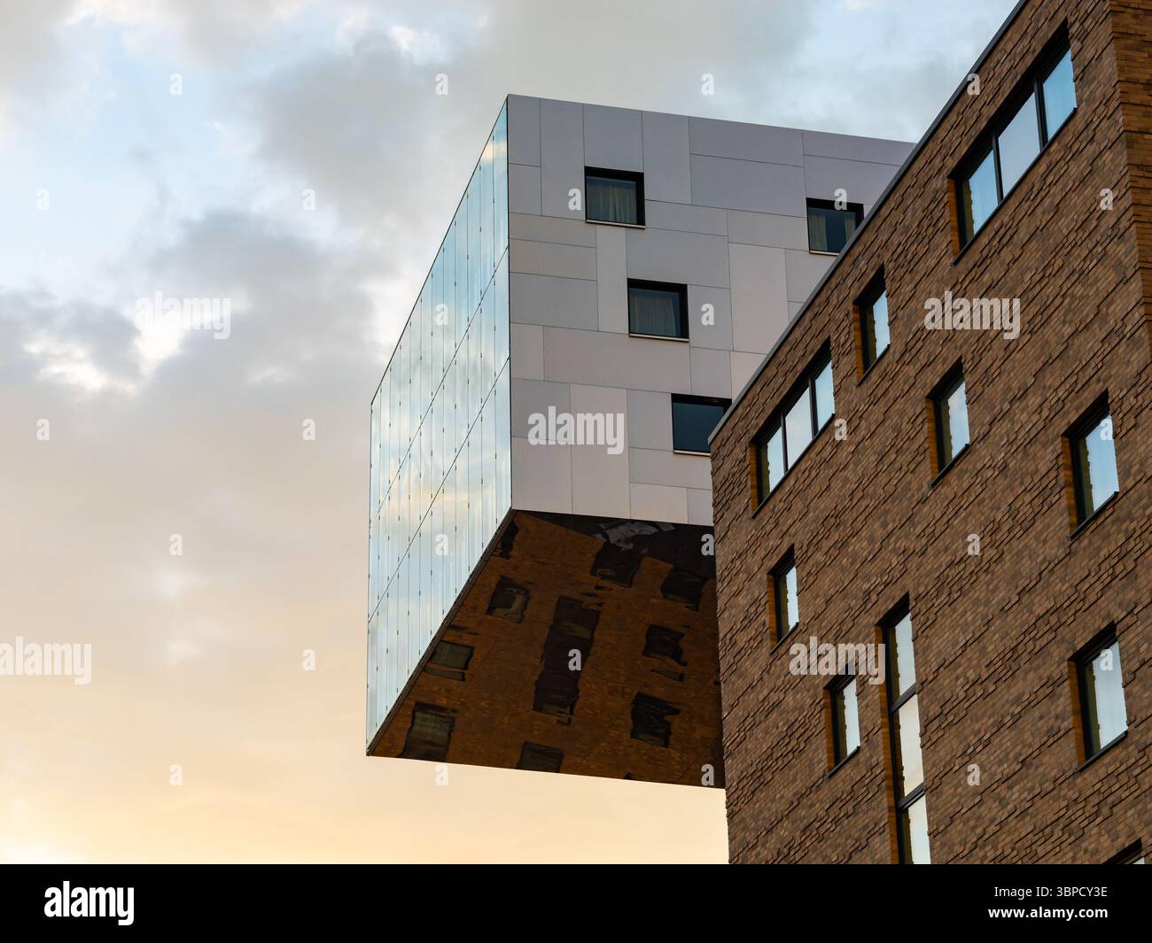 Architecture de l'hôtel nhow près de la rivière Spree. Gros plan du grand cube en porte-à-faux conçu par Tchoban Voss Architekten. Maison accrocheuse. Banque D'Images