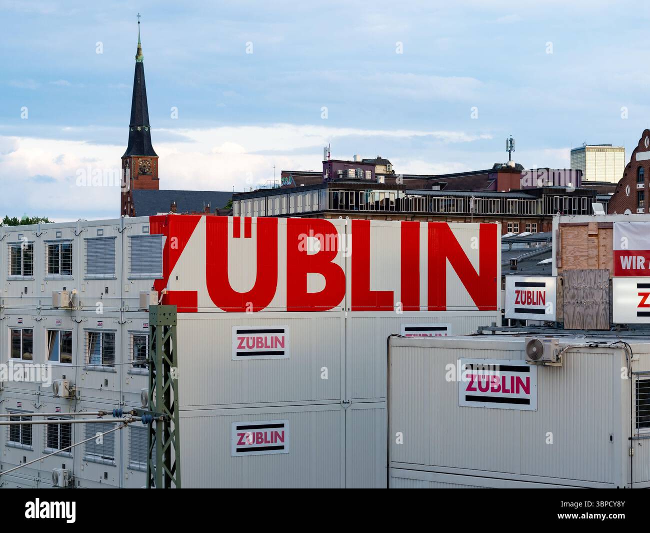 Züblin logo signe sur un conteneur de la société allemande de construction et de génie civil. Les remorques du site sont situées sur le lieu de travail. Banque D'Images