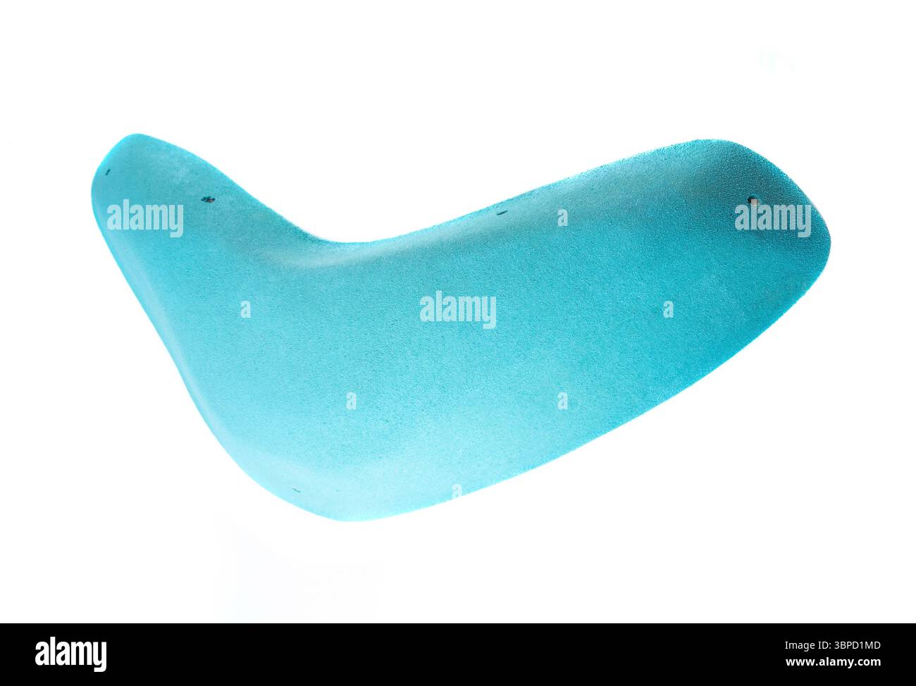 Prise d'escalade texturée bleue de forme légèrement triangulaire, conçue pour les murs d'escalade intérieurs. Équipement de formation professionnelle sur fond blanc. Banque D'Images