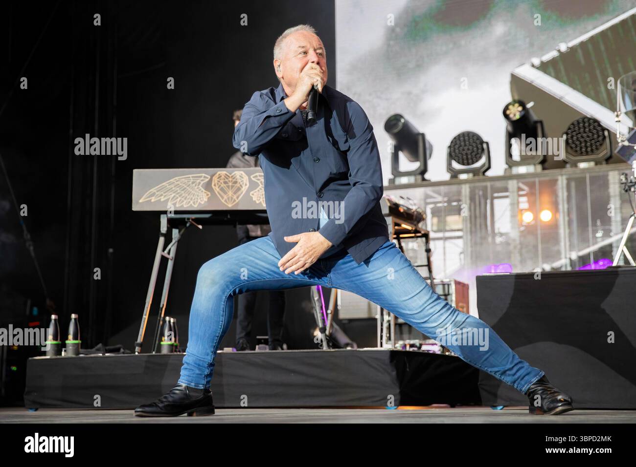 Halifax, Angleterre, 7 juillet 2025. Simples Minds se produisant au Piece Hall à Halifax. Crédit : Izzy Clayton/Alamy Live News Banque D'Images