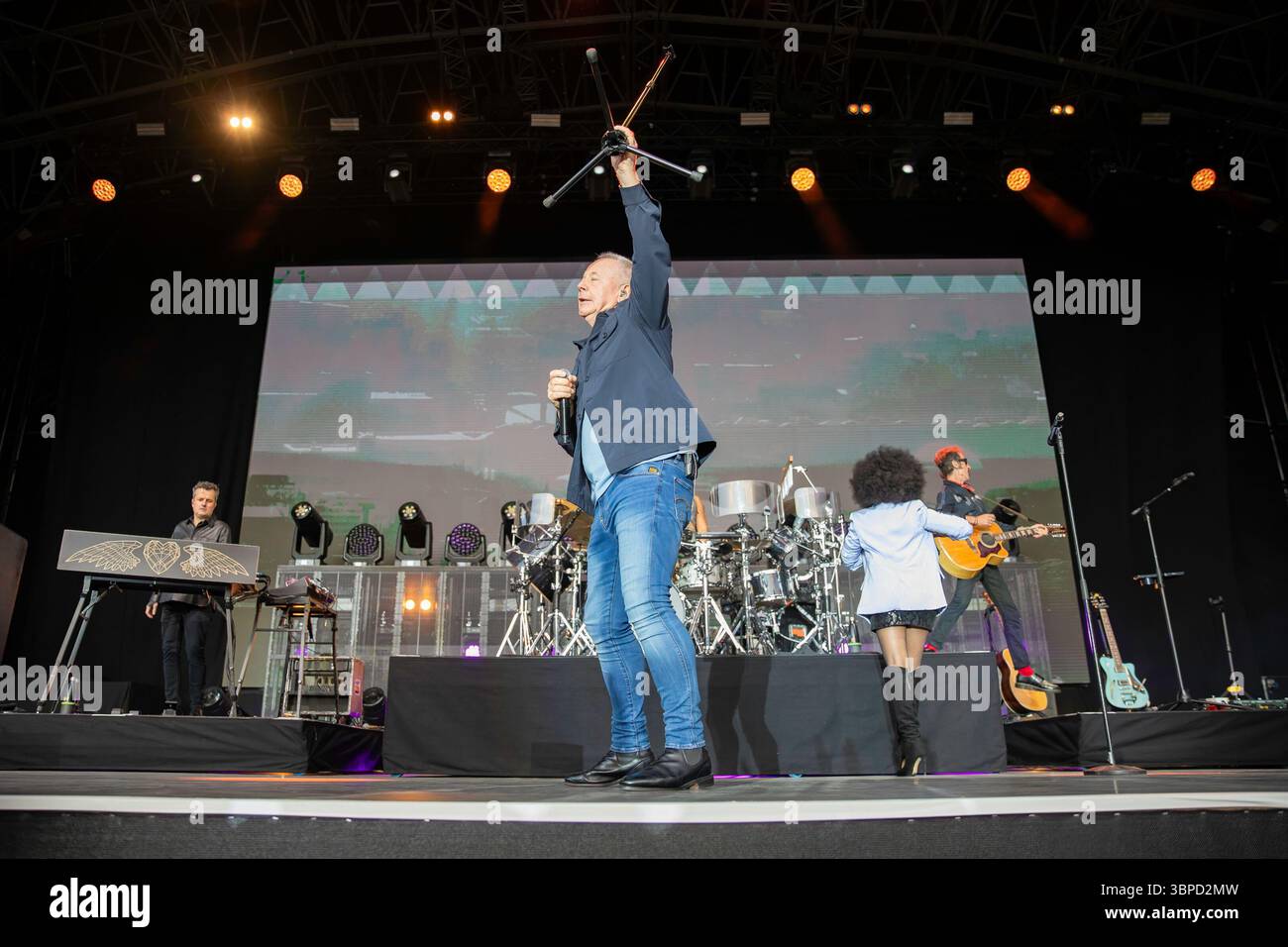 Halifax, Angleterre, 7 juillet 2025. Simples Minds se produisant au Piece Hall à Halifax. Crédit : Izzy Clayton/Alamy Live News Banque D'Images