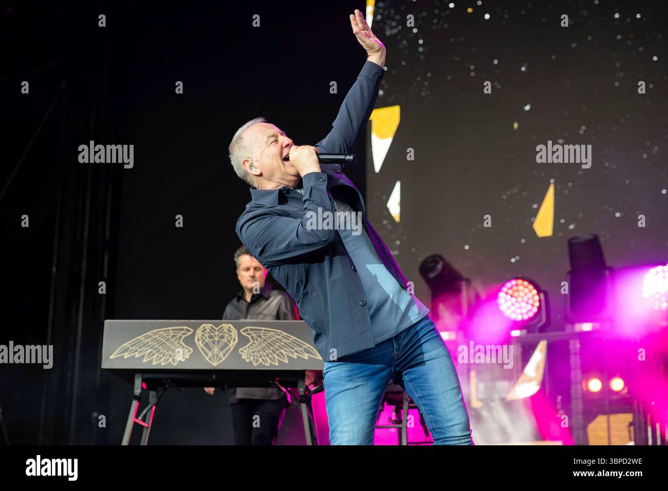 Halifax, Angleterre, 7 juillet 2025. Simples Minds se produisant au Piece Hall à Halifax. Crédit : Izzy Clayton/Alamy Live News Banque D'Images