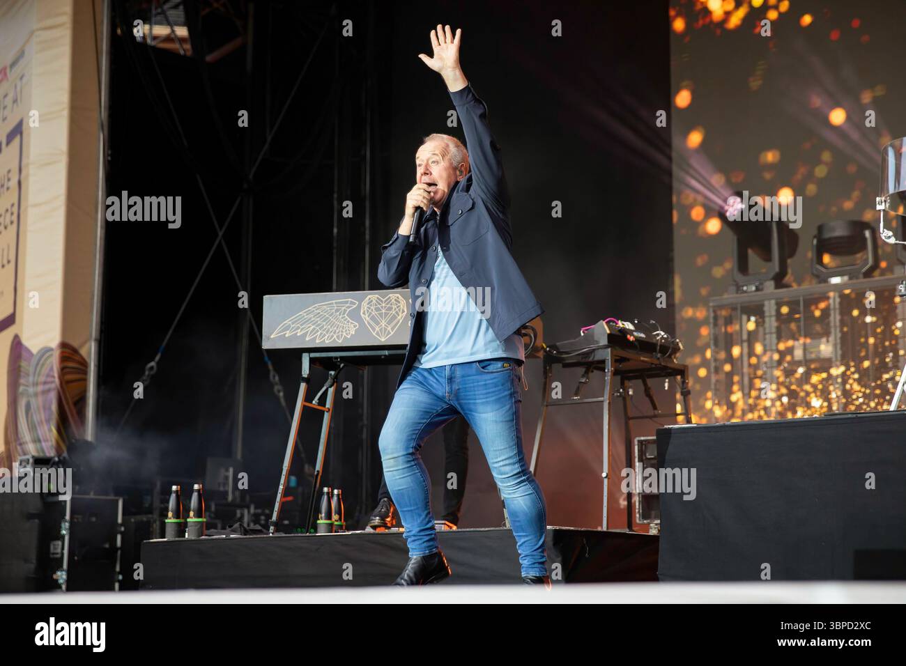 Halifax, Angleterre, 7 juillet 2025. Simples Minds se produisant au Piece Hall à Halifax. Crédit : Izzy Clayton/Alamy Live News Banque D'Images