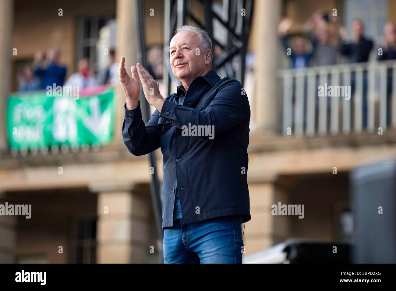 Halifax, Angleterre, 7 juillet 2025. Simples Minds se produisant au Piece Hall à Halifax. Crédit : Izzy Clayton/Alamy Live News Banque D'Images