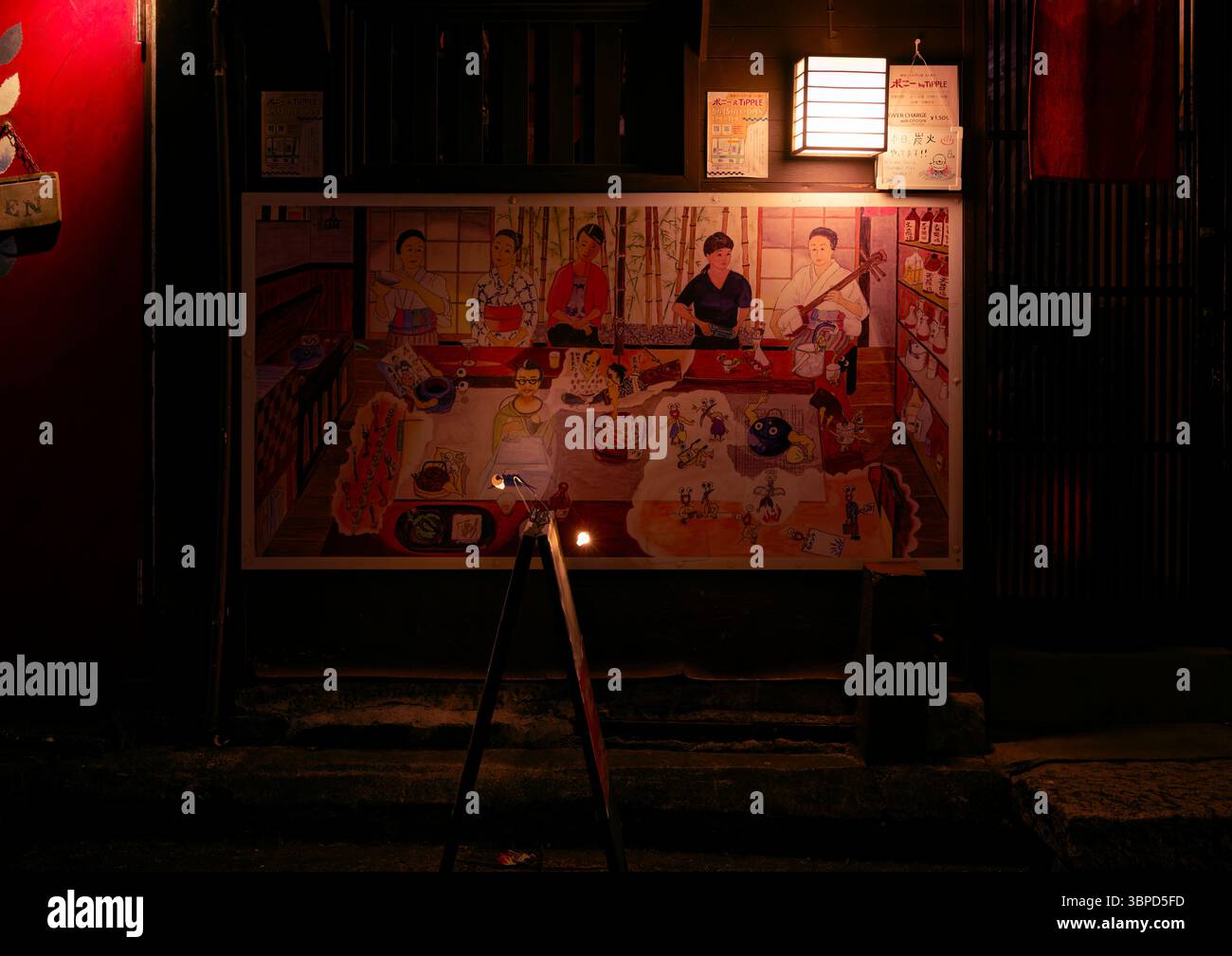 Une murale peinte à la main à l'extérieur du restaurant brille sous une lumière douce, invitant les clients avec une touche artistique nostalgique Banque D'Images