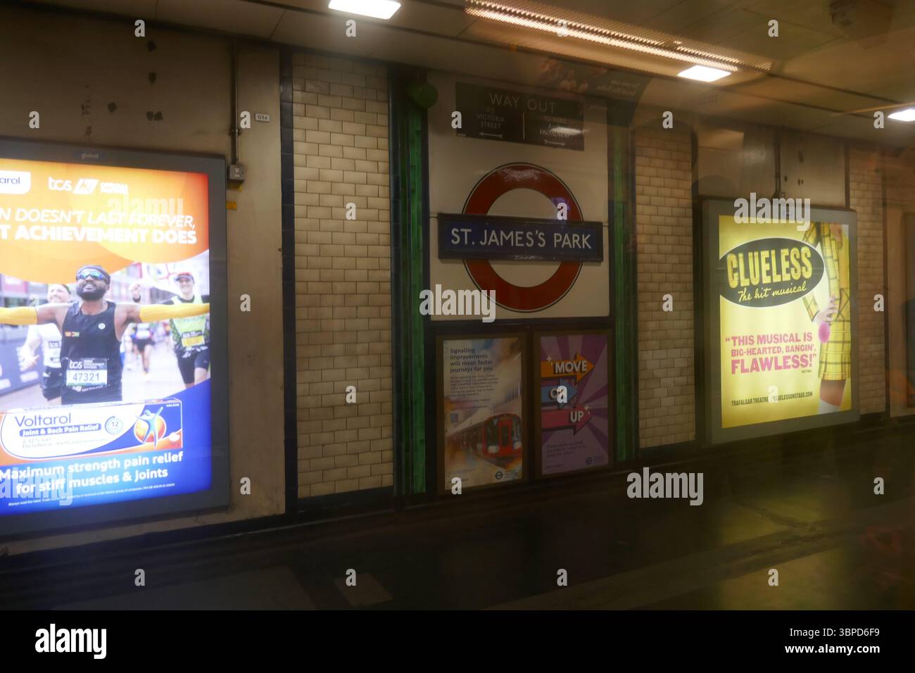 Londres, Angleterre, Royaume-Uni 25 mai 2025 : James Park tube Station London le 25 mai 2025 à Londres, Angleterre, Royaume-Uni. Photo de Barry King/Alamy Stock photo Banque D'Images
