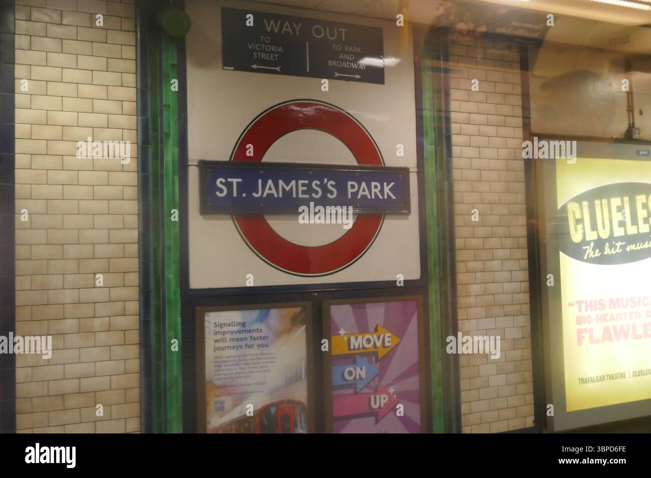Londres, Angleterre, Royaume-Uni 25 mai 2025 : James Park tube Station Sign London le 25 mai 2025 à Londres, Angleterre, Royaume-Uni. Photo de Barry King/Alamy Stock photo Banque D'Images