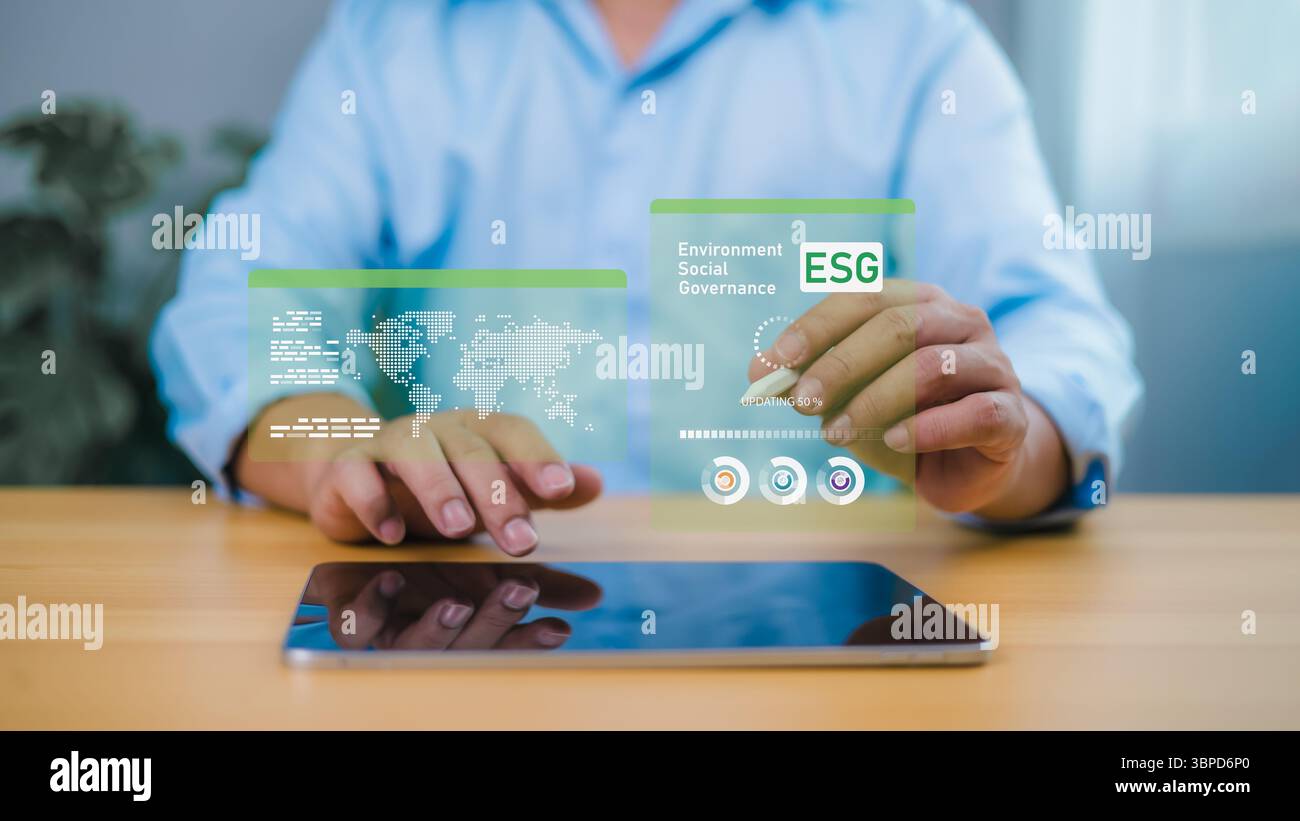 Personne utilisant un affichage holographique avec une carte globale et un texte ESG, symbolisant la durabilité environnementale, la responsabilité sociale et le gouverneur d'entreprise Banque D'Images