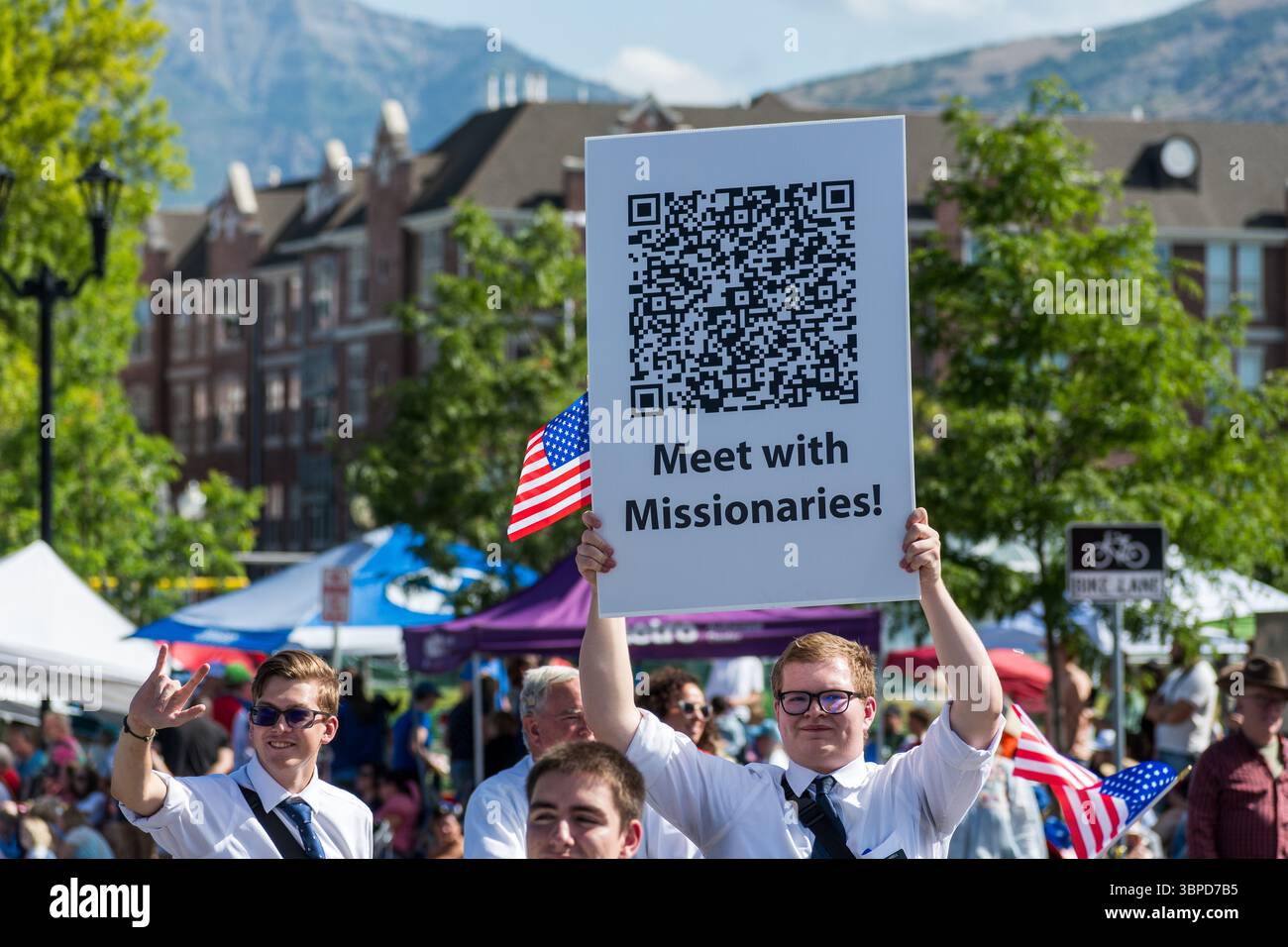 Provo, UT – 4 juillet 2025 : les membres de l’Église de Jésus-Christ des Saints des derniers jours défilent avec des drapeaux américains et des signes de foi lors de la parade du Festival de la liberté. Banque D'Images