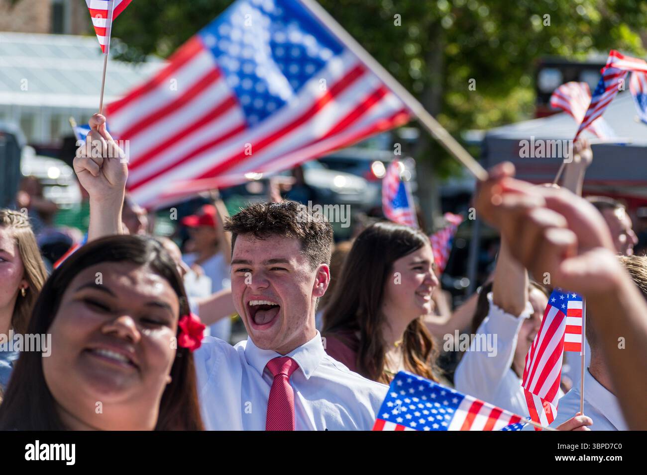 Provo, UT – 4 juillet 2025 : les membres de l’Église de Jésus-Christ des Saints des derniers jours défilent avec des drapeaux américains et des signes de foi lors de la parade du Festival de la liberté. Banque D'Images