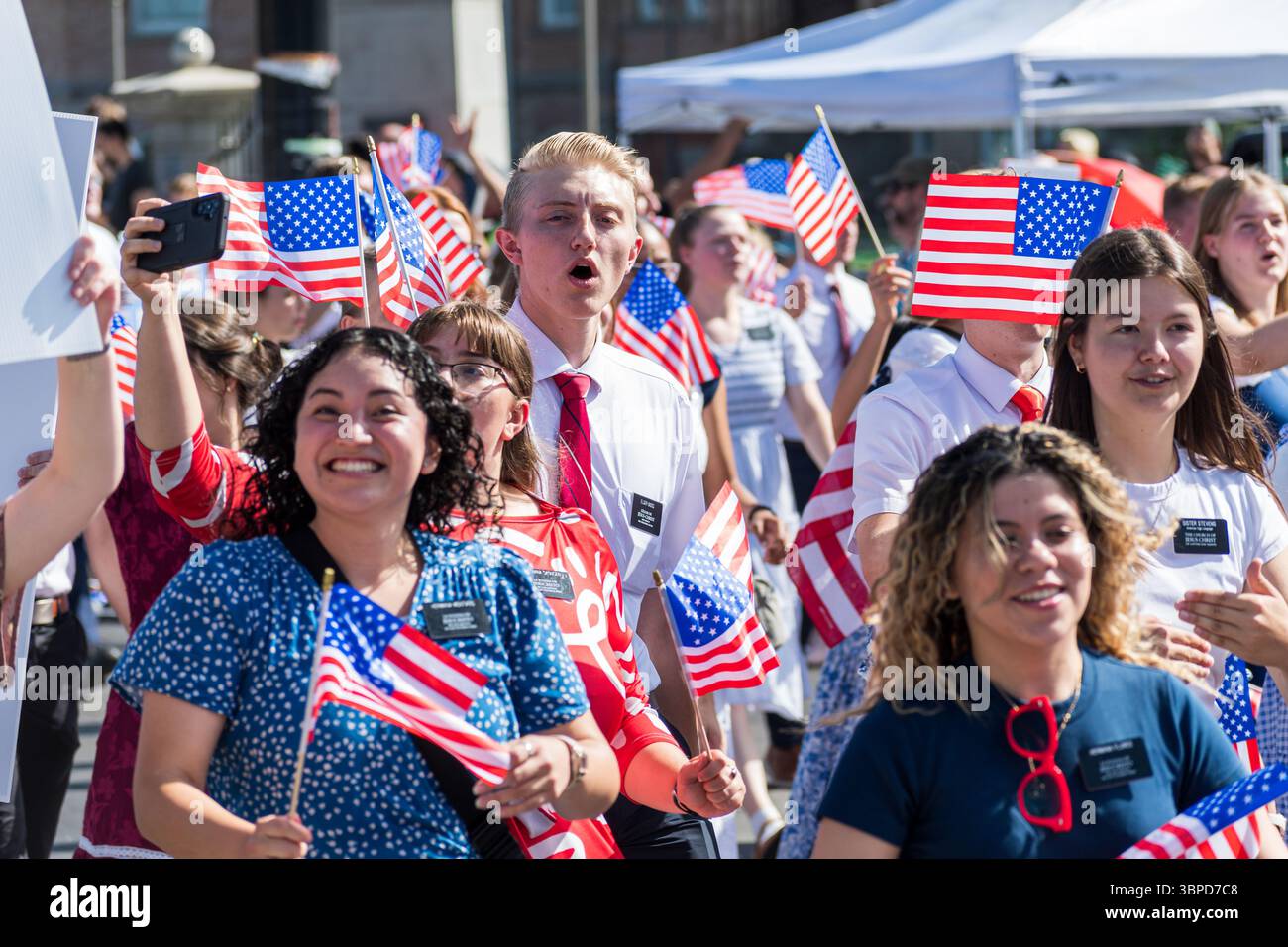 Provo, UT – 4 juillet 2025 : les membres de l’Église de Jésus-Christ des Saints des derniers jours défilent avec des drapeaux américains et des signes de foi lors de la parade du Festival de la liberté. Banque D'Images