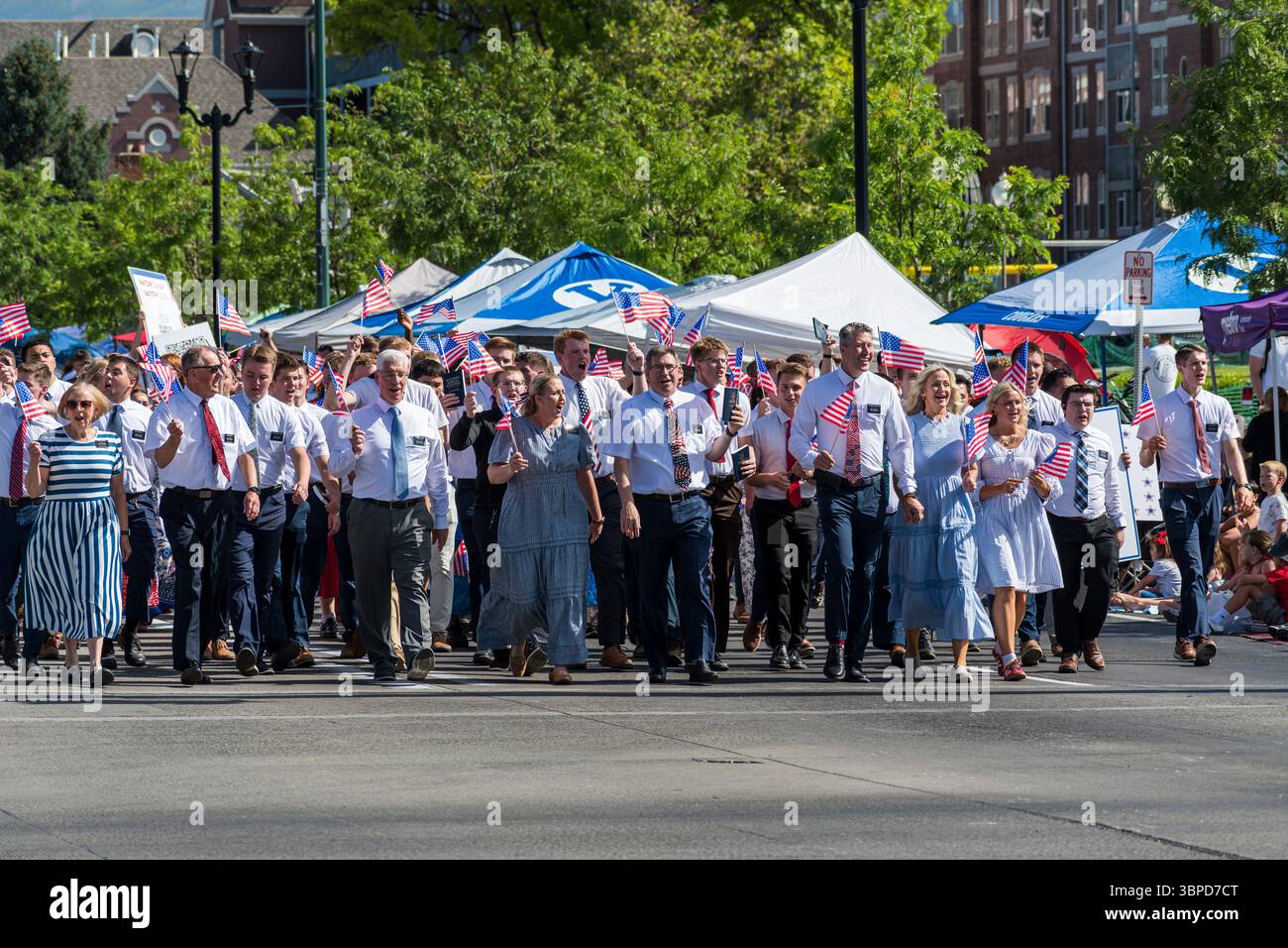 Provo, UT – 4 juillet 2025 : les membres de l’Église de Jésus-Christ des Saints des derniers jours défilent avec des drapeaux américains et des signes de foi lors de la parade du Festival de la liberté. Banque D'Images