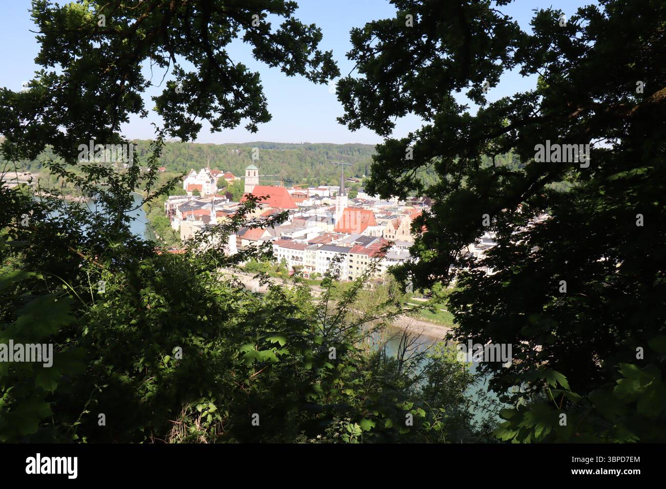 WASSERBURG AM INN, ALLEMAGNE - 2 MAI 2025 : vue panoramique surélevée à travers les arbres de la vieille ville historique, la rivière Inn et les bâtiments emblématiques de Wasserburg Banque D'Images