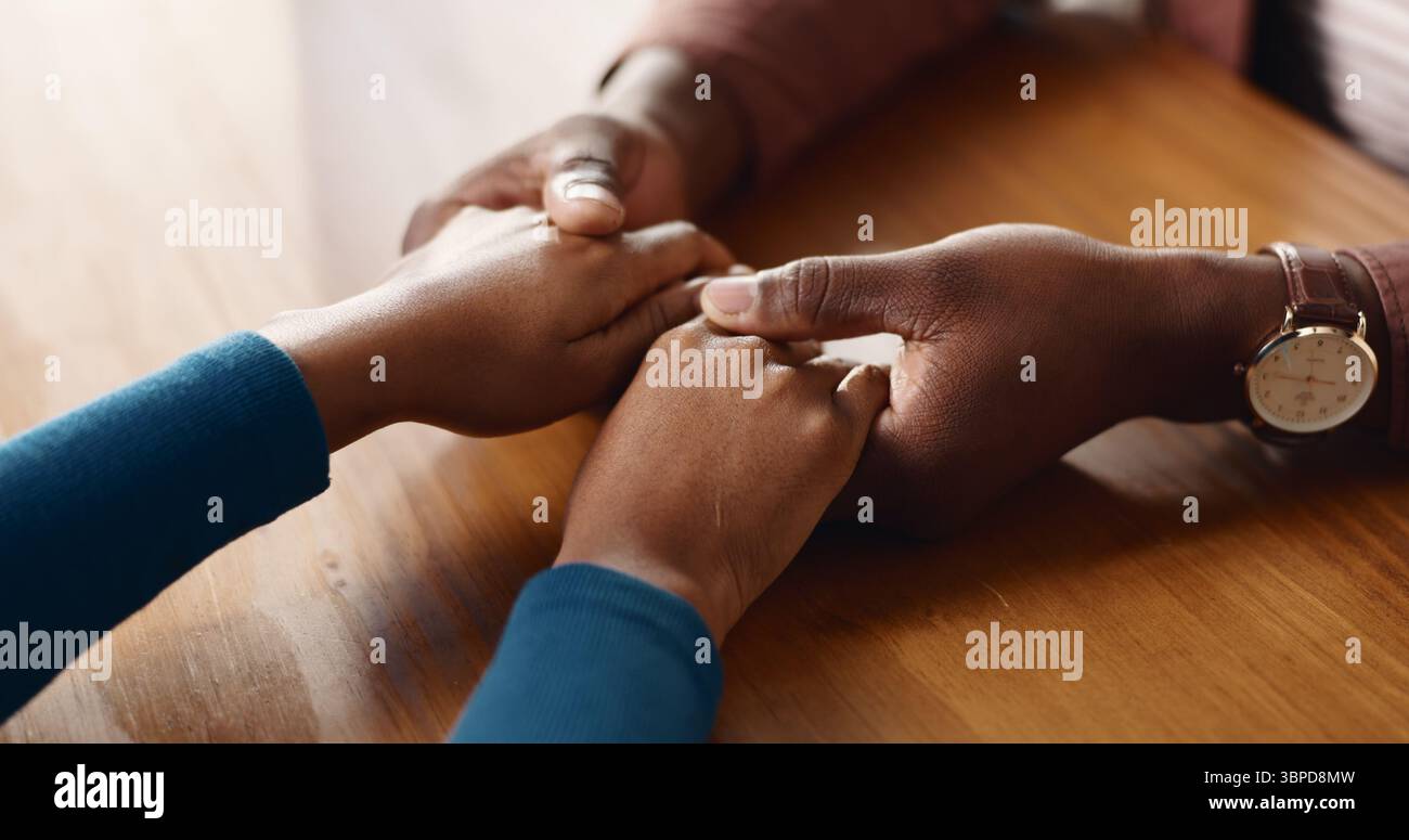 Empathie, se tenant la main et solidarité avec les gens à la maison ensemble pour le lien, la confession ou l'amour. Aide, espoir et soutien avec des amis à table dans Banque D'Images