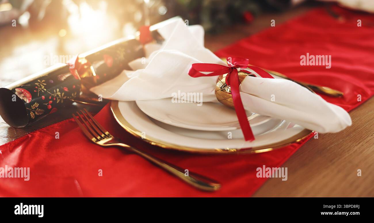 Noël, décorations et assiette avec serviette sur la table dans la salle à manger pour la célébration festive, l'événement ou le déjeuner. Jours fériés, lieu et action de grâce Banque D'Images
