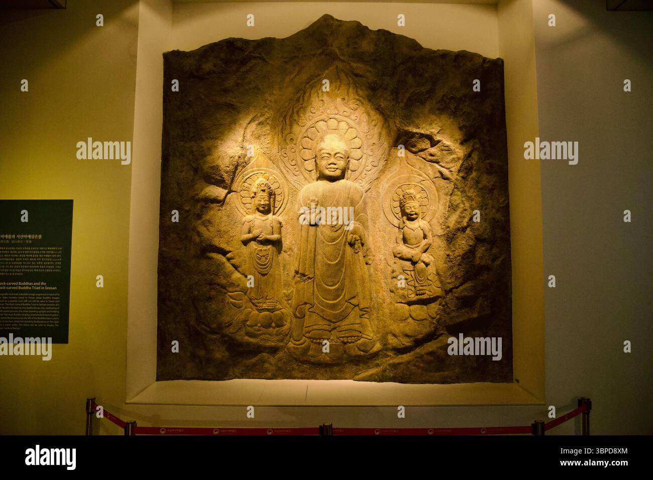 Comté de Buyeo, Corée du Sud - 13 juin 2025 : un relief en pierre d'une triade de Bouddha sculptée dans une paroi rocheuse est mis en évidence dans une galerie de musée à Buyeo Natio Banque D'Images