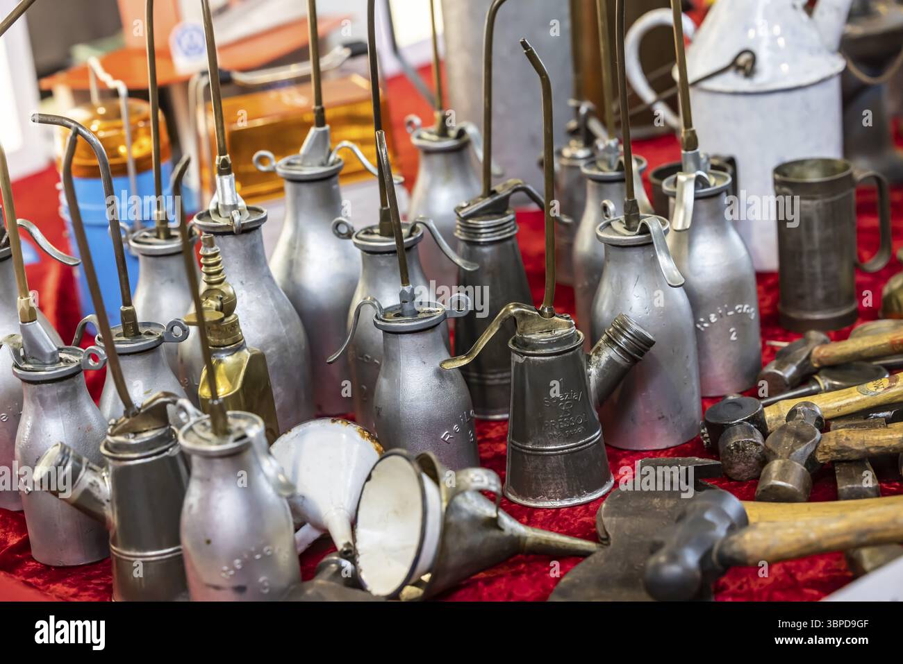 Bidons d'huile usagés, bidons de pulvérisation d'huile pour l'huile de lubrification pour l'entretien des véhicules. Salon des voitures anciennes Retro Classics à Stuttgart, Bade-Wuerttemberg, Ger Banque D'Images