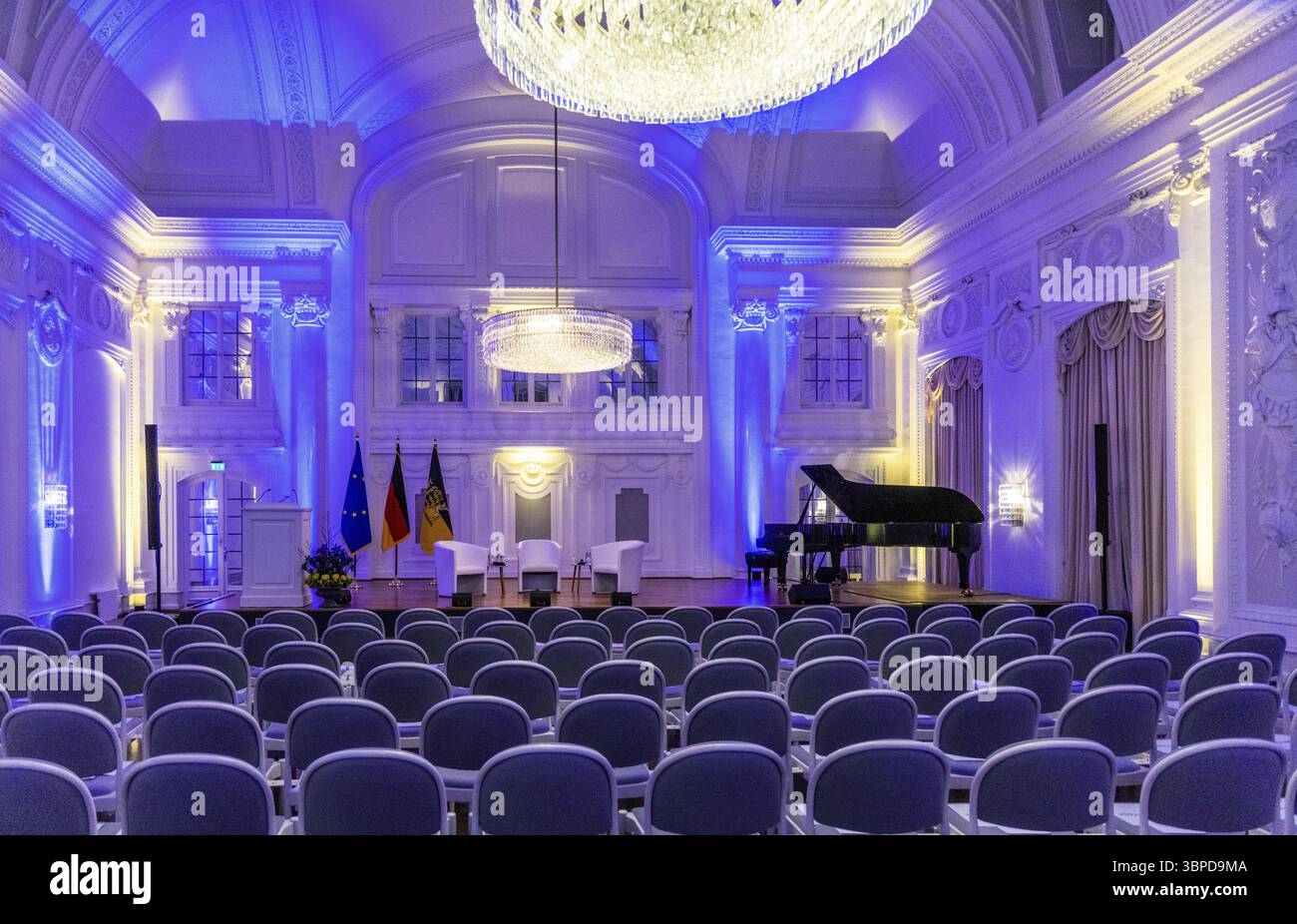 Nouveau Palais, White Hall. Vue intérieure de la salle de bal historique avec éclairage festif et rangées de chaises. Stuttgart, Bade-Wuerttemberg, Allemagne, Europ Banque D'Images