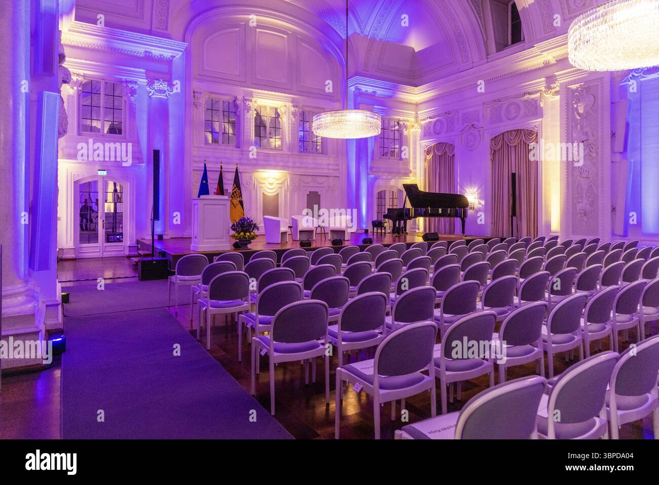 Nouveau Palais, White Hall. Vue intérieure de la salle de bal historique avec éclairage festif et rangées de chaises. Stuttgart, Bade-Wuerttemberg, Allemagne, Europ Banque D'Images