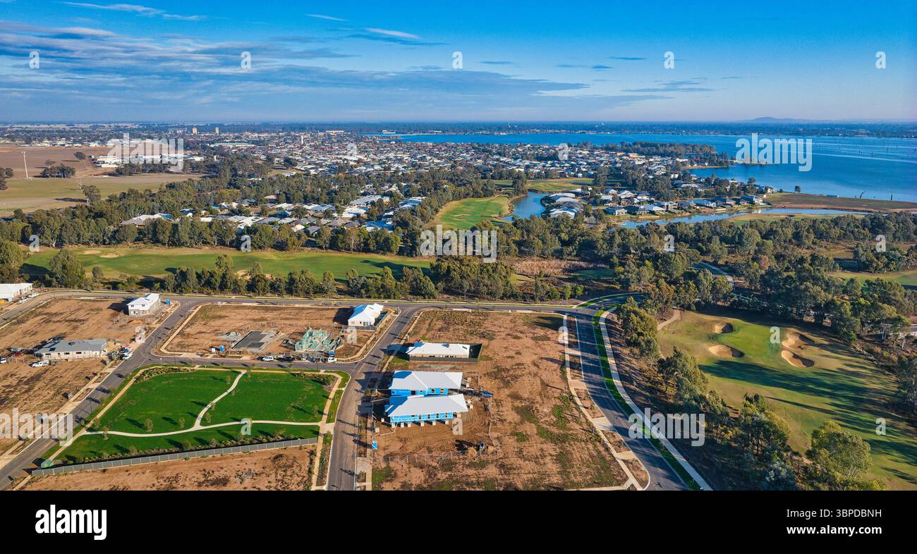 De nouvelles constructions résidentielles progressent à côté du terrain de golf à Yarrawonga près du bord du lac Mulwala Banque D'Images