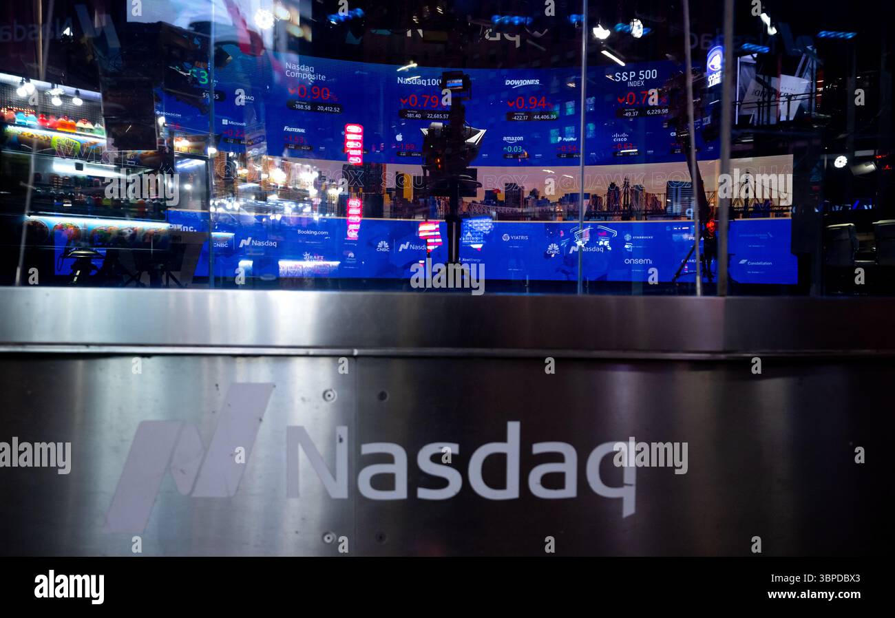 New York, États-Unis. 07 juillet 2025. Un studio de télévision est vu à travers une fenêtre sur le Nasdaq MarketSite, la présence commerciale marketing de la Bourse Nasdaq, à Times Square à Manhattan. Crédit : Sven Hoppe/dpa/Alamy Live News Banque D'Images