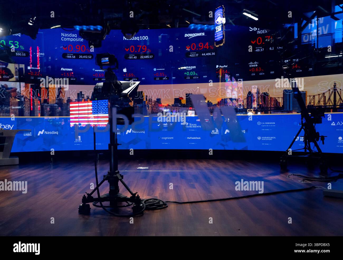 New York, États-Unis. 07 juillet 2025. Un studio de télévision est vu à travers une fenêtre sur le Nasdaq MarketSite, la présence commerciale marketing de la Bourse Nasdaq, à Times Square à Manhattan. Crédit : Sven Hoppe/dpa/Alamy Live News Banque D'Images
