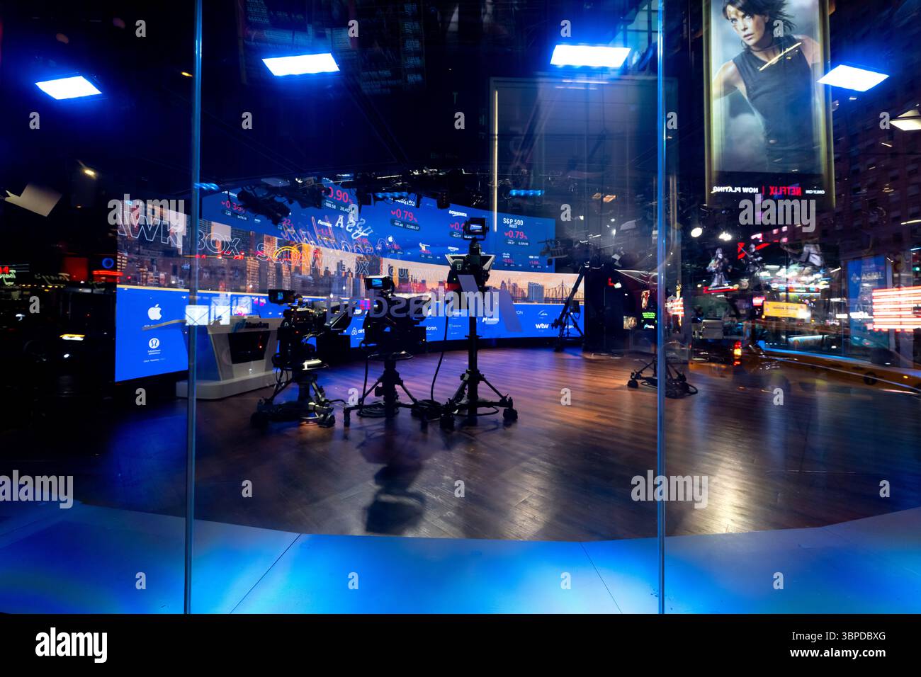 New York, États-Unis. 07 juillet 2025. Un studio de télévision est vu à travers une fenêtre sur le Nasdaq MarketSite, la présence commerciale marketing de la Bourse Nasdaq, à Times Square à Manhattan. Crédit : Sven Hoppe/dpa/Alamy Live News Banque D'Images