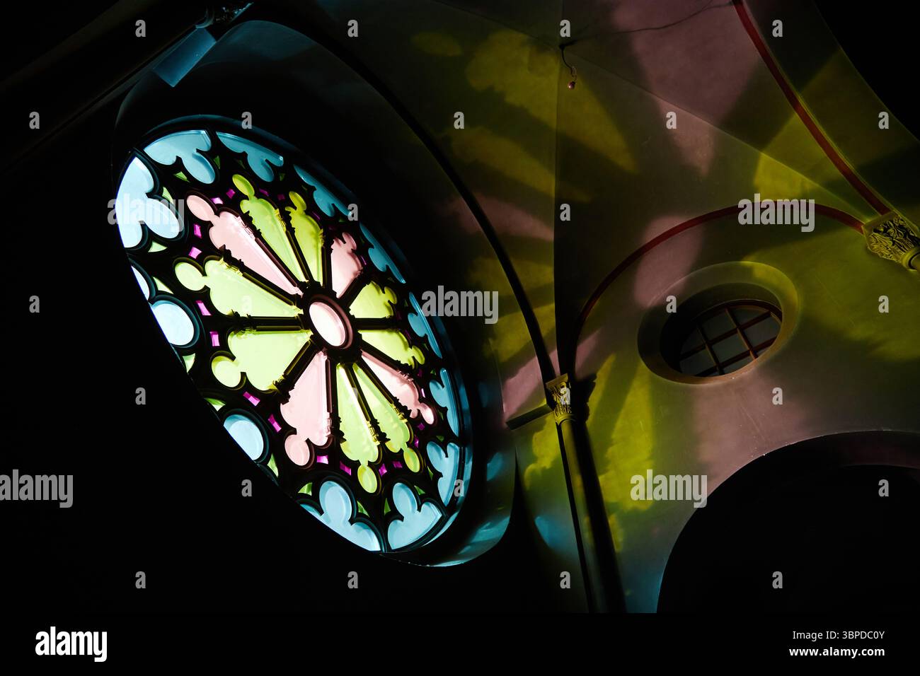 Vitrail coulant une lumière colorée à l'intérieur de l'église historique Banque D'Images