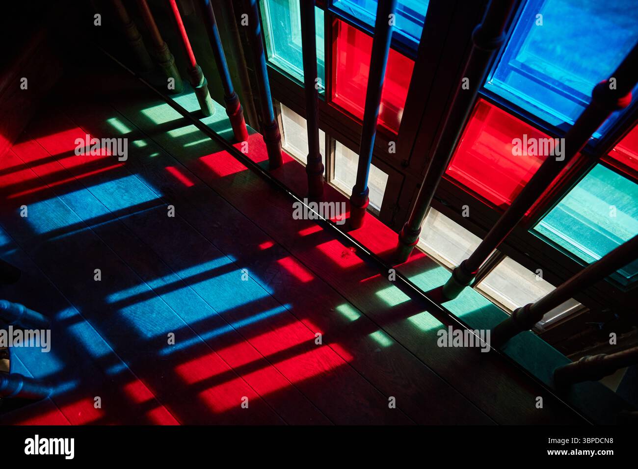 Lumière du soleil colorée coulant des motifs vibrants à travers des vitraux Banque D'Images