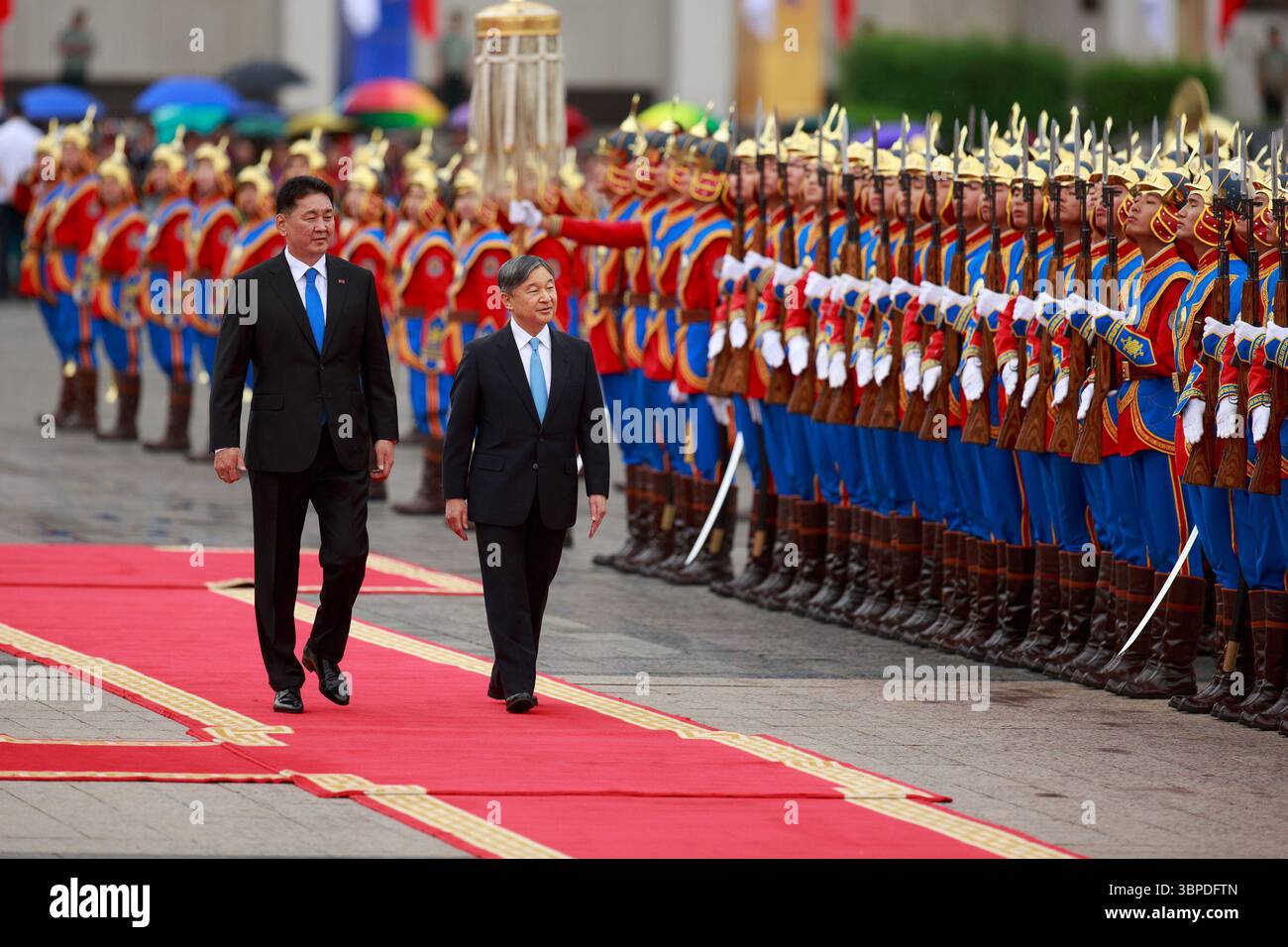 Oulan-Bator, Mongolie. 8 juillet 2025. Le Président de Mongolie Khurelsukh Ukhnaa et la première Dame Luvsandorj Bolortsetseg ont officiellement accueilli sa Majesté l'Empereur Naruhito et sa Majesté l'Impératrice Masako du Japon sur la place Sukhbaatar. Crédit : L.Enkh-Orgil. Banque D'Images