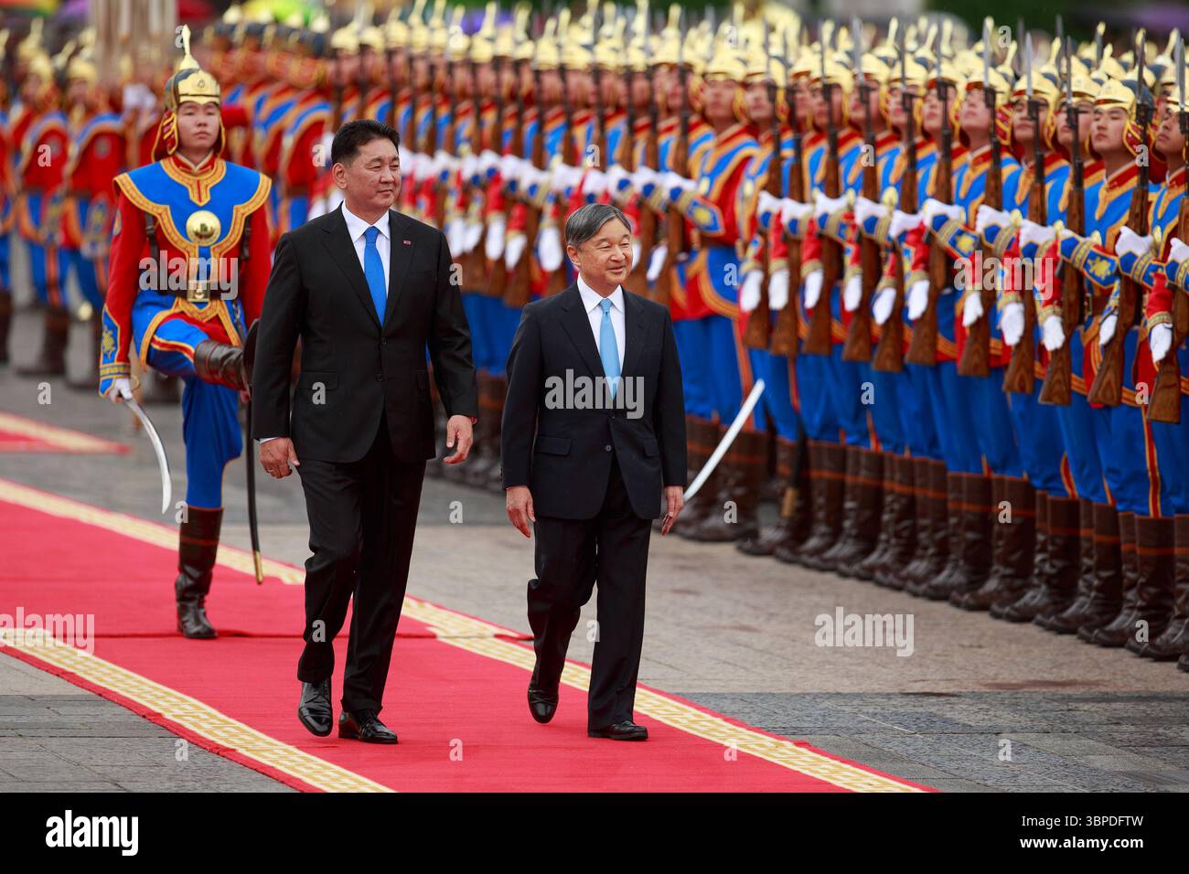 Oulan-Bator, Mongolie. 8 juillet 2025. Le Président de Mongolie Khurelsukh Ukhnaa et la première Dame Luvsandorj Bolortsetseg ont officiellement accueilli sa Majesté l'Empereur Naruhito et sa Majesté l'Impératrice Masako du Japon sur la place Sukhbaatar. Crédit : L.Enkh-Orgil. Banque D'Images