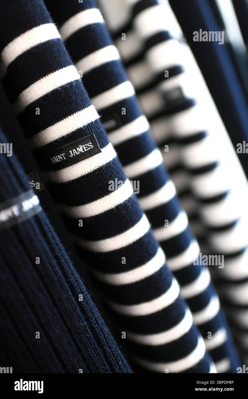 Saint-James (Normandie, nord-ouest de la France) : détail de chandails bleu et blanc rayés marine avec logo sur les étagères du magasin des « tricots SAI » Banque D'Images