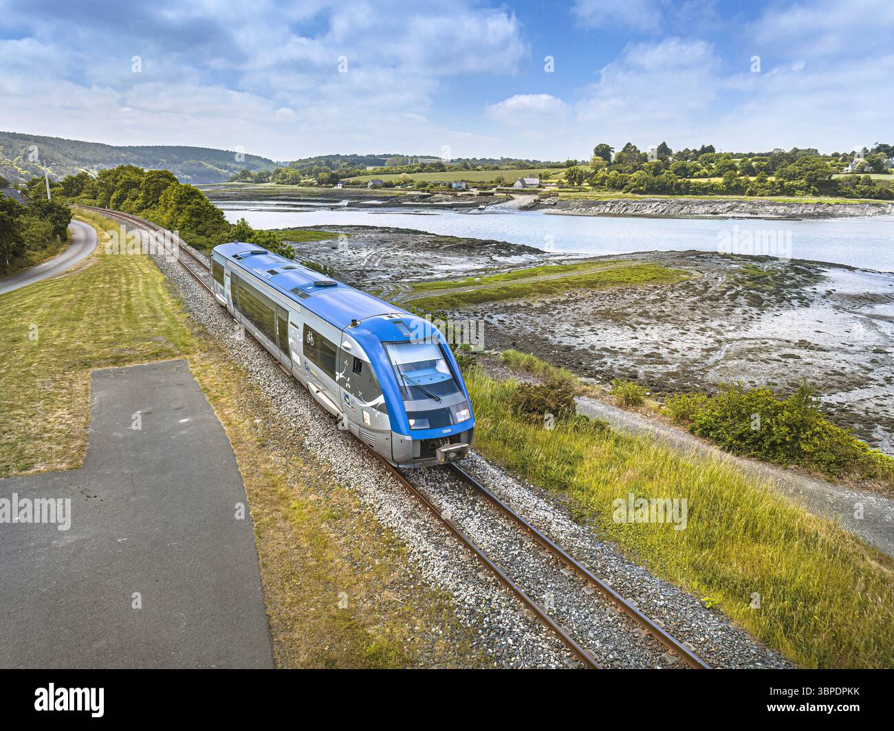Département des Côtes d'Armor (Bretagne, nord-ouest de la France) : passage d'un train régional TER sur les rives de l'estuaire du Trieux Banque D'Images
