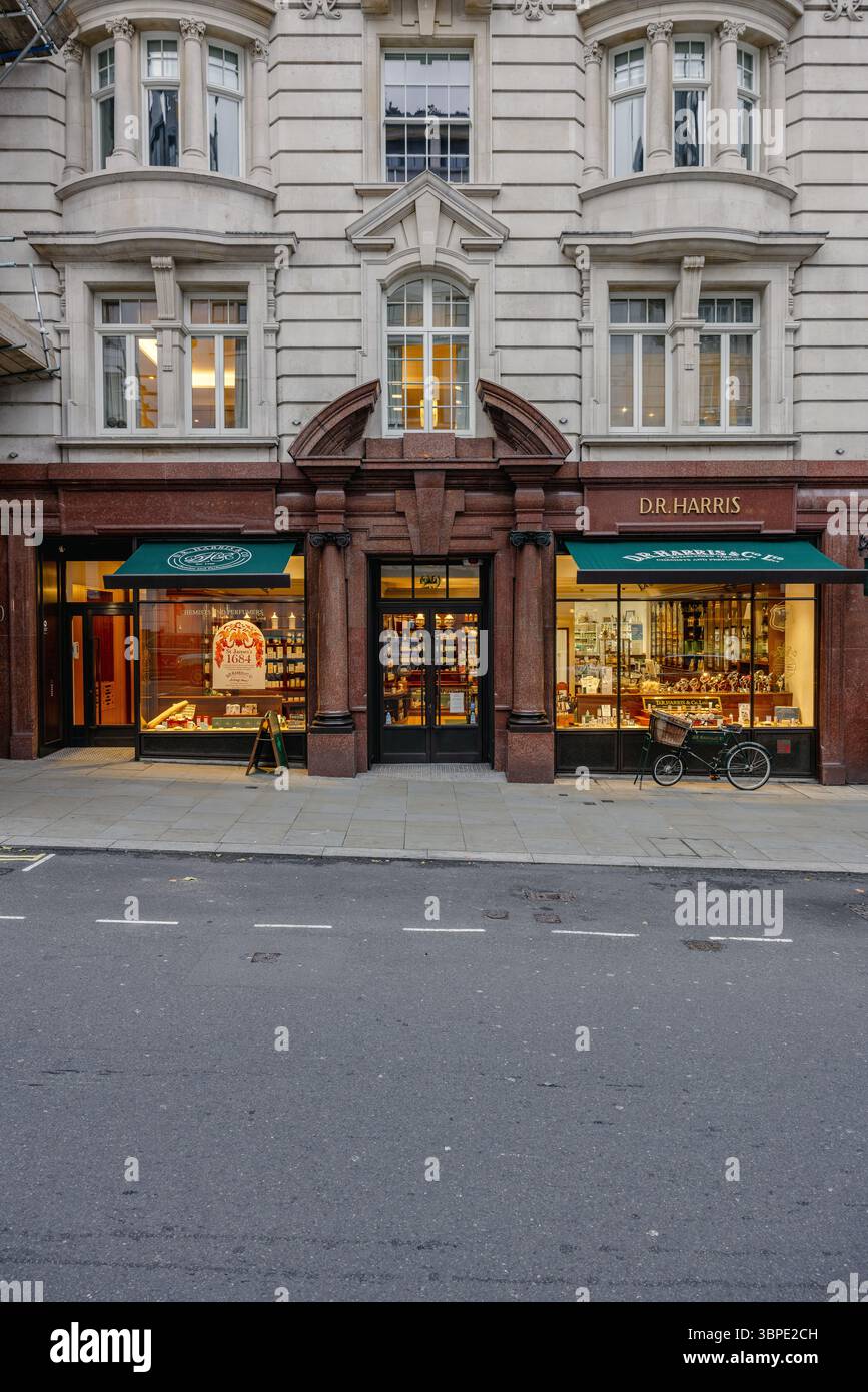 Façade extérieure de D. R. Harris & Co Pharmacy sur St James's Street, Londres, Royaume-Uni Banque D'Images
