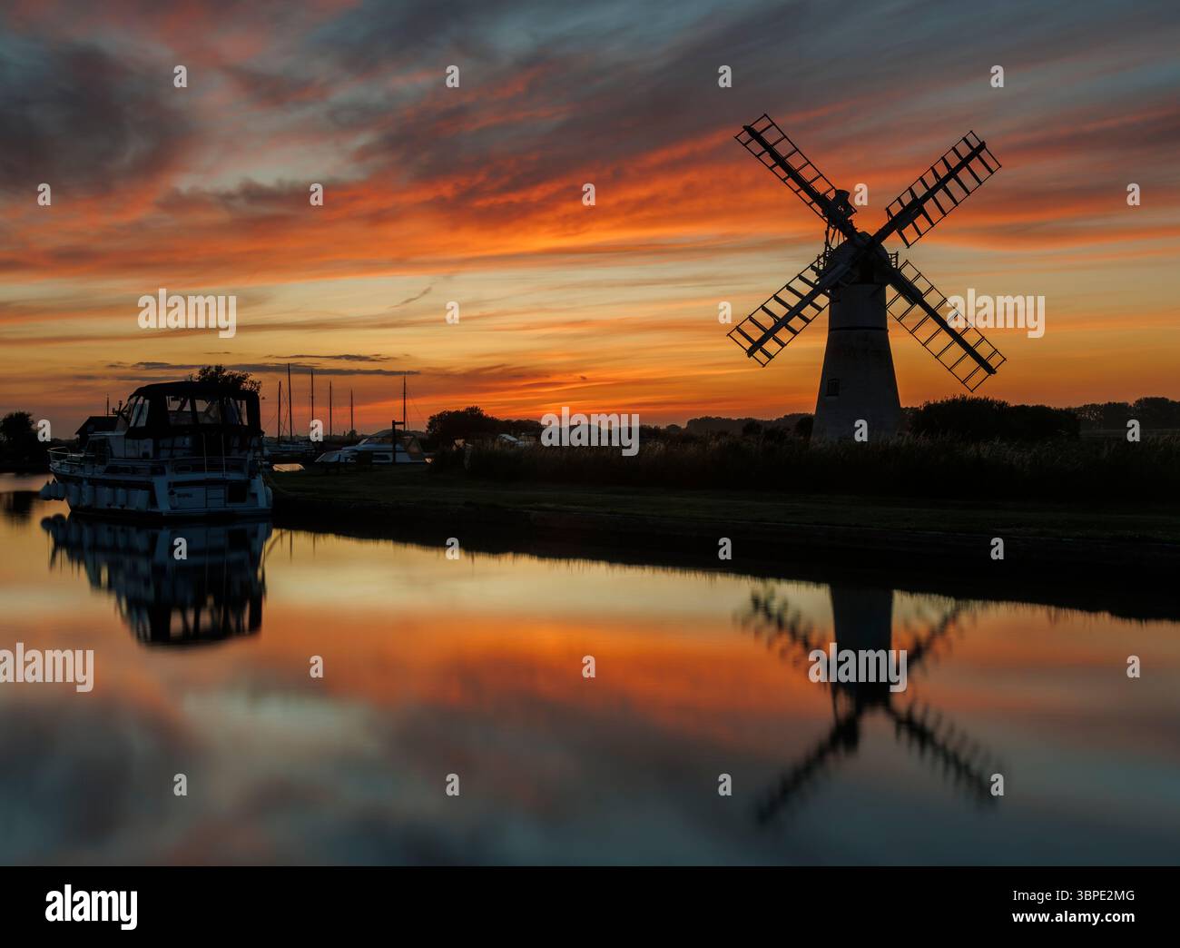 Moulin à vent de Thurne sur les Norfolk Broads au coucher du soleil Angleterre Royaume-Uni Banque D'Images