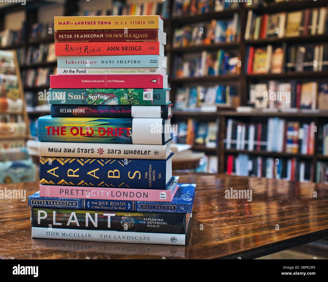 Pile de livres chez Daunt Books Marylebone , Londres Royaume-Uni Banque D'Images
